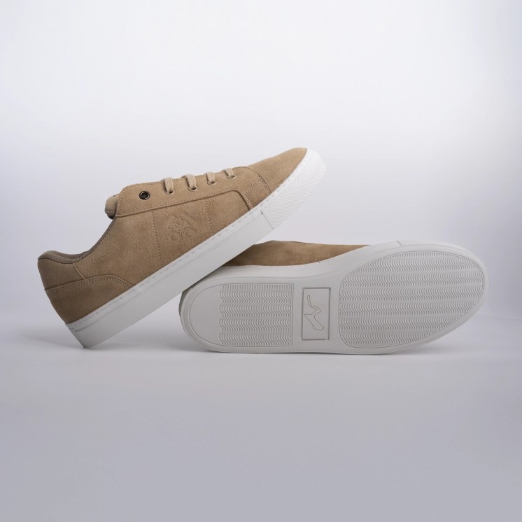 Detalle de suela de las zapatillas Kyalami de serraje beige para hombre