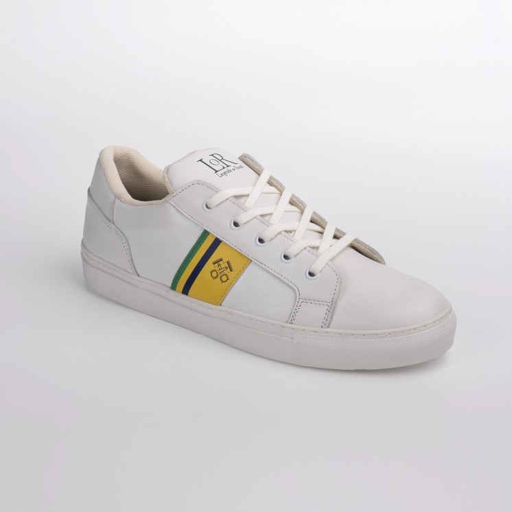 Vista oblicua del modelo Beco con diseño retro inspirado en Ayrton Senna