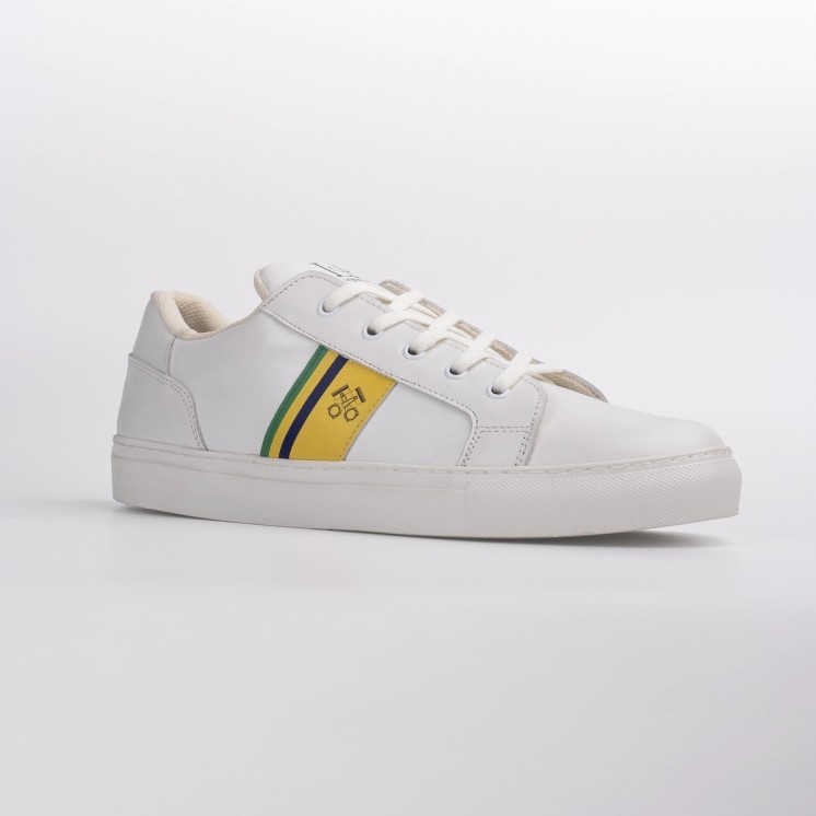 Zapatilla Beco blanca en ángulo oblicuo, con suela de caucho natural y diseño retro