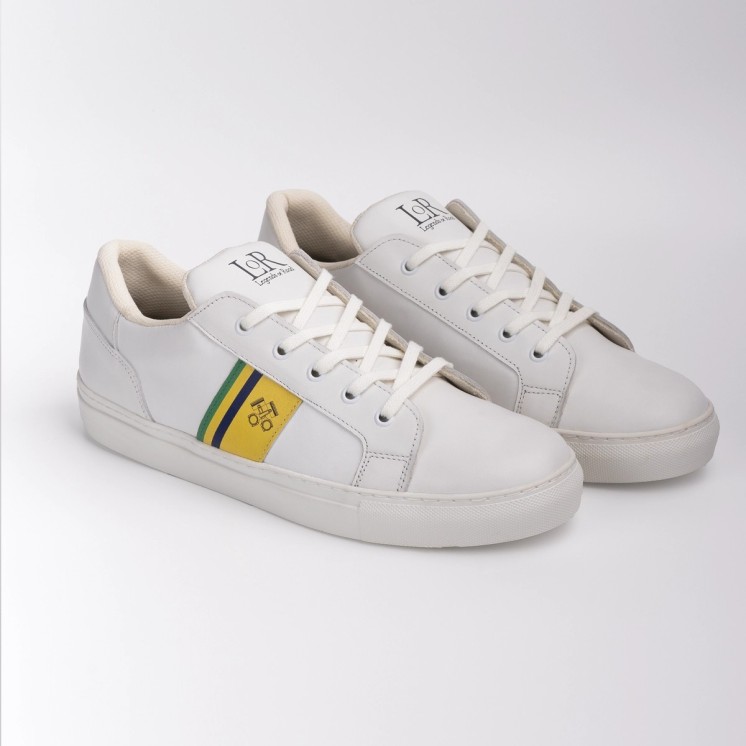 Par de zapatillas blancas de piel para hombre modelo Beco con vista oblicua con diseño retro y detalles en amarillo y verde
