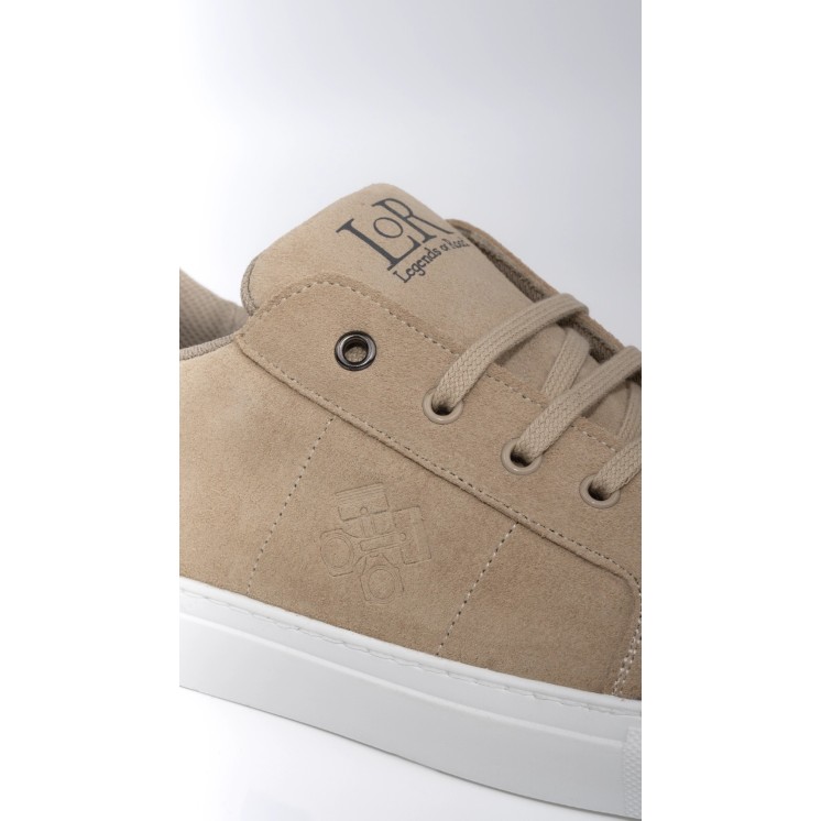 Detalle del logo grabado en el lateral de las zapatillas Kyalami de serraje beige para hombre