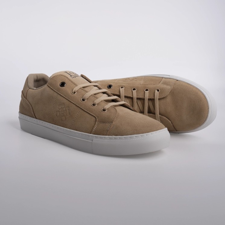 Zapatillas Kyalami de serraje beige para hombre con vista frontal, detalle de cordones