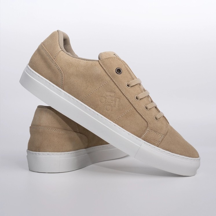 Zapatillas Kyalami de serraje beige para hombre mostrando talón y lateral