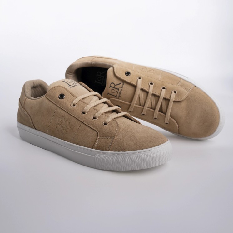Zapatillas Kyalami de serraje beige para hombre mostrando cordones y logo